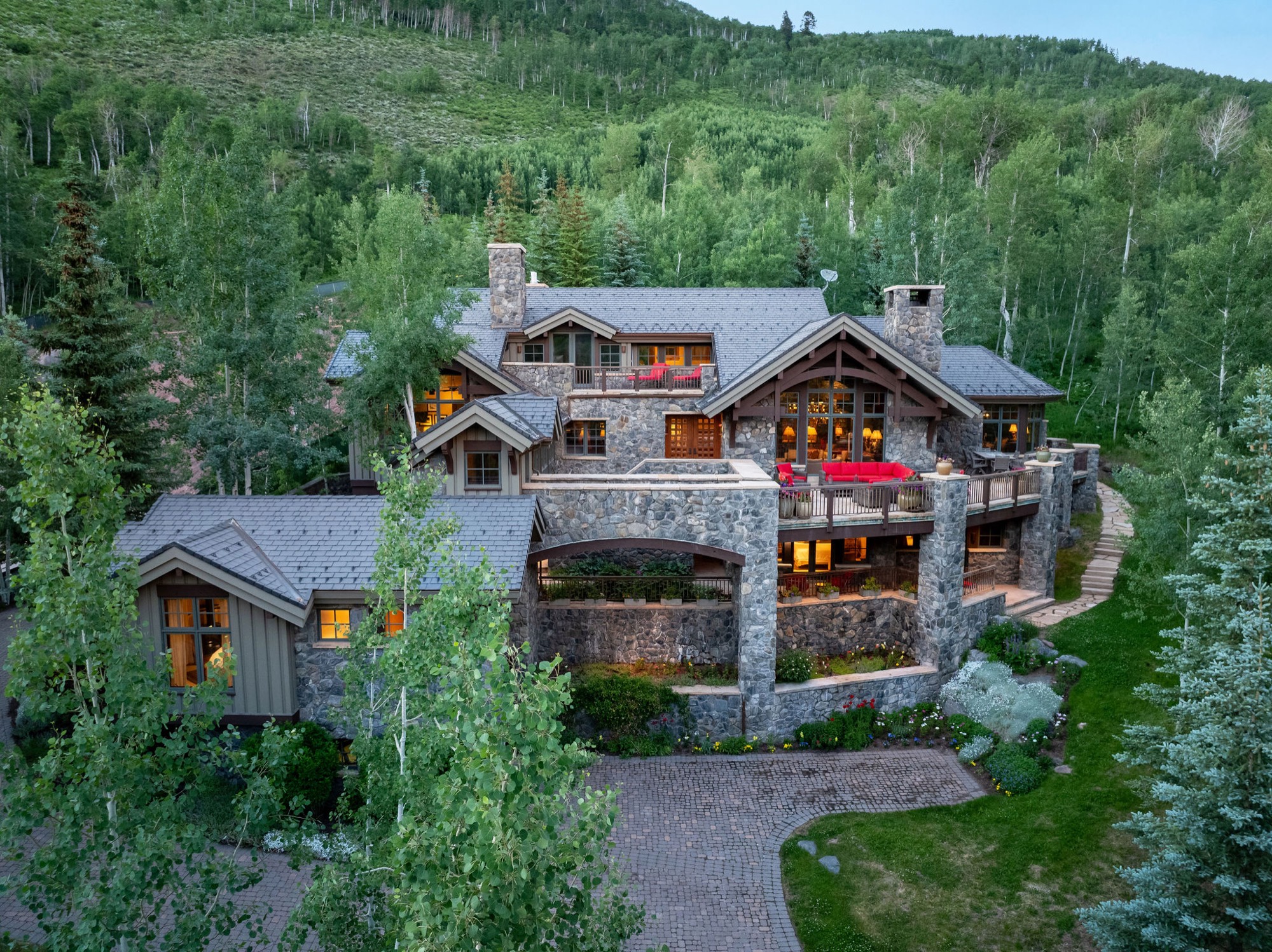 Vista aérea del valle de Vail y las montañas que lo rodean, un mercado donde la mayoría de las casas las compran personas que viven en otro lugar